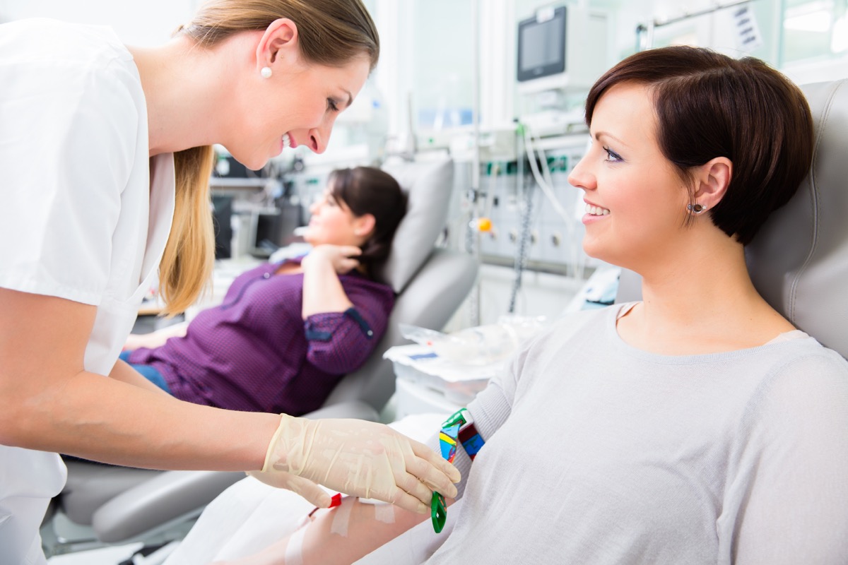 Infermiera che preleva sangue da una paziente